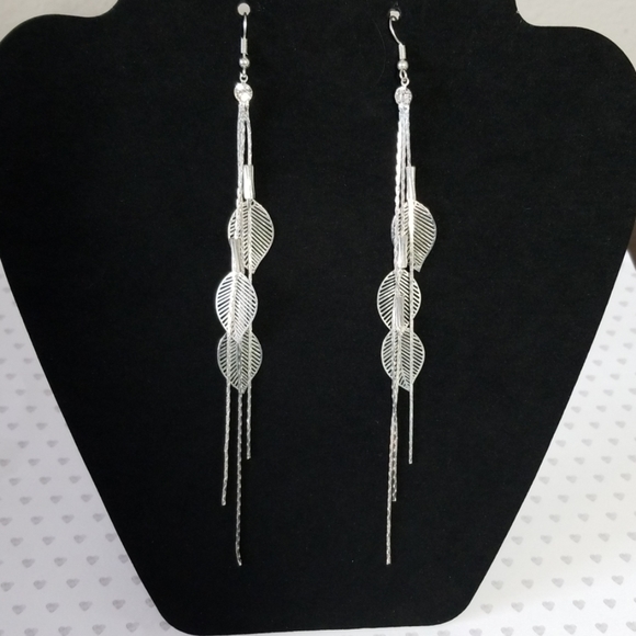 Jewelry - [SOLD] Silver Filigree Dangle Drop Earrings